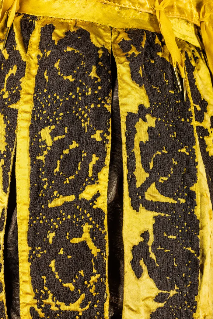 Prunkkleid des Kurfürsten August, Detail der Hosenstreifen mit Filetspitze, zwischen 1567 und 1575