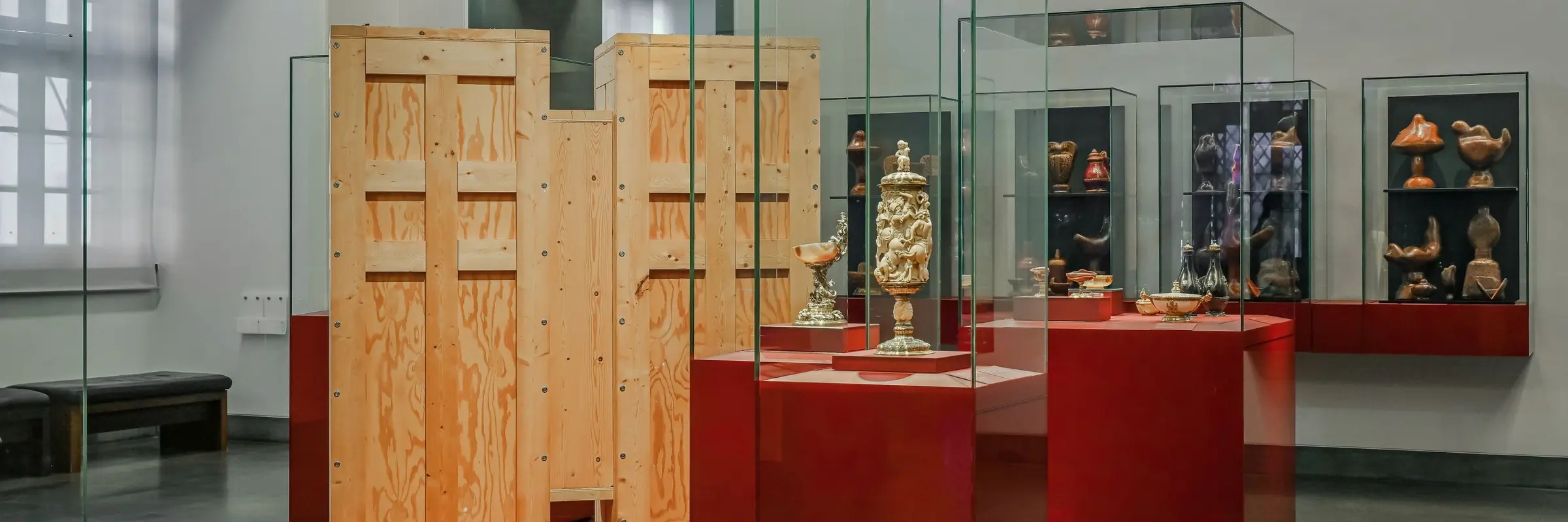 Im Raum der Reisenden Pretiosen im Neuen Grünen Gewölbe, steht eine Skulptur des Künstlers Richard Artschwager, die einer Transportkiste zum Verwechseln ähnlich sieht. Die form besteht aus zwei Korpussen, die flügelartig mit einer Brücke verbunden sind und in dieser doch ungewöhnlichen Form jenen Gegenstand evozieren, die sie vermeintlich verbirgt. 