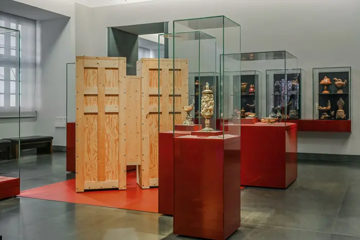 Im Raum der Reisenden Pretiosen im Neuen Grünen Gewölbe, steht eine Skulptur des Künstlers Richard Artschwager, die einer Transportkiste zum Verwechseln ähnlich sieht. Die form besteht aus zwei Korpussen, die flügelartig mit einer Brücke verbunden sind und in dieser doch ungewöhnlichen Form jenen Gegenstand evozieren, die sie vermeintlich verbirgt. 