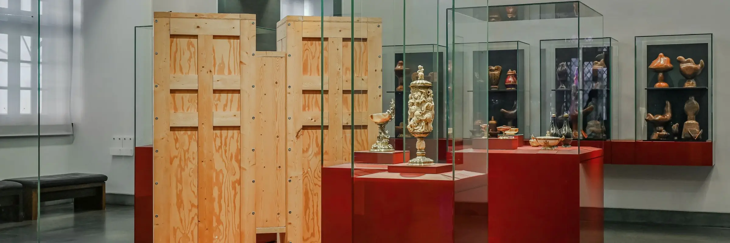 Im Raum der Reisenden Pretiosen im Neuen Grünen Gewölbe, steht eine Skulptur des Künstlers Richard Artschwager, die einer Transportkiste zum Verwechseln ähnlich sieht. Die form besteht aus zwei Korpussen, die flügelartig mit einer Brücke verbunden sind und in dieser doch ungewöhnlichen Form jenen Gegenstand evozieren, die sie vermeintlich verbirgt. 