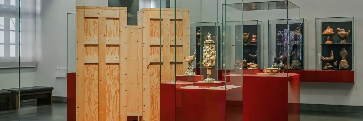 Im Raum der Reisenden Pretiosen im Neuen Grünen Gewölbe, steht eine Skulptur des Künstlers Richard Artschwager, die einer Transportkiste zum Verwechseln ähnlich sieht. Die form besteht aus zwei Korpussen, die flügelartig mit einer Brücke verbunden sind und in dieser doch ungewöhnlichen Form jenen Gegenstand evozieren, die sie vermeintlich verbirgt. 