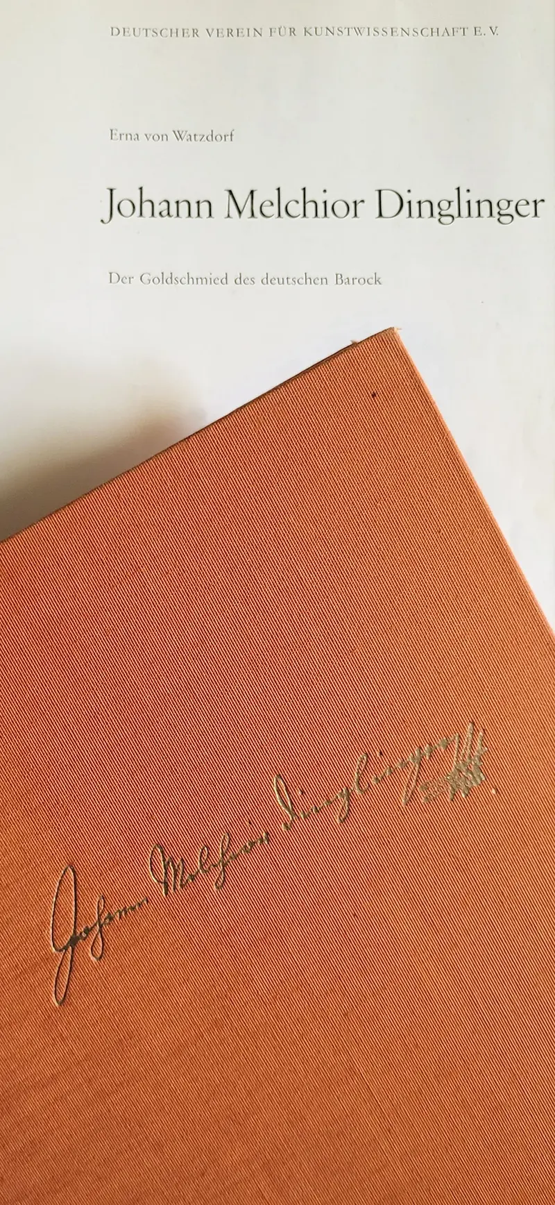 Dieses Foto zeigt den Bucheinband von Erna von Watzdorfs Publikation zu Johann Melchior Dinglinger.