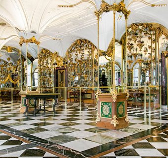 Raum mit Spiegeln und Ausstellungsobjekten an den Wänden