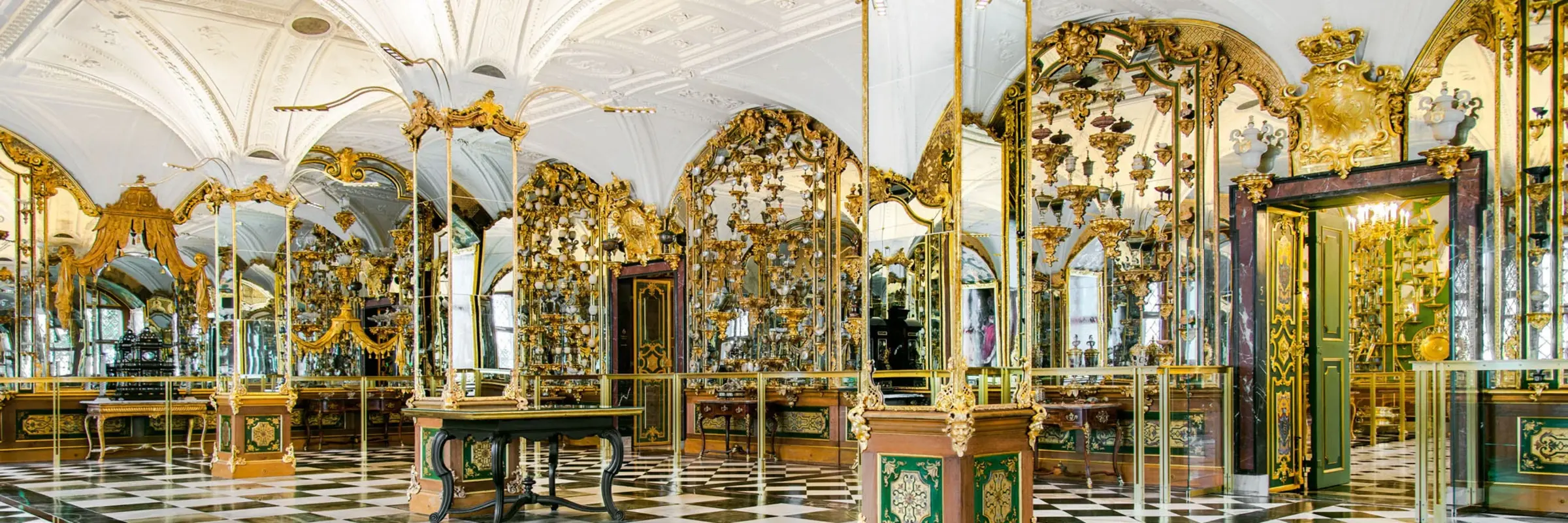 Raum mit Spiegeln und Ausstellungsobjekten an den Wänden