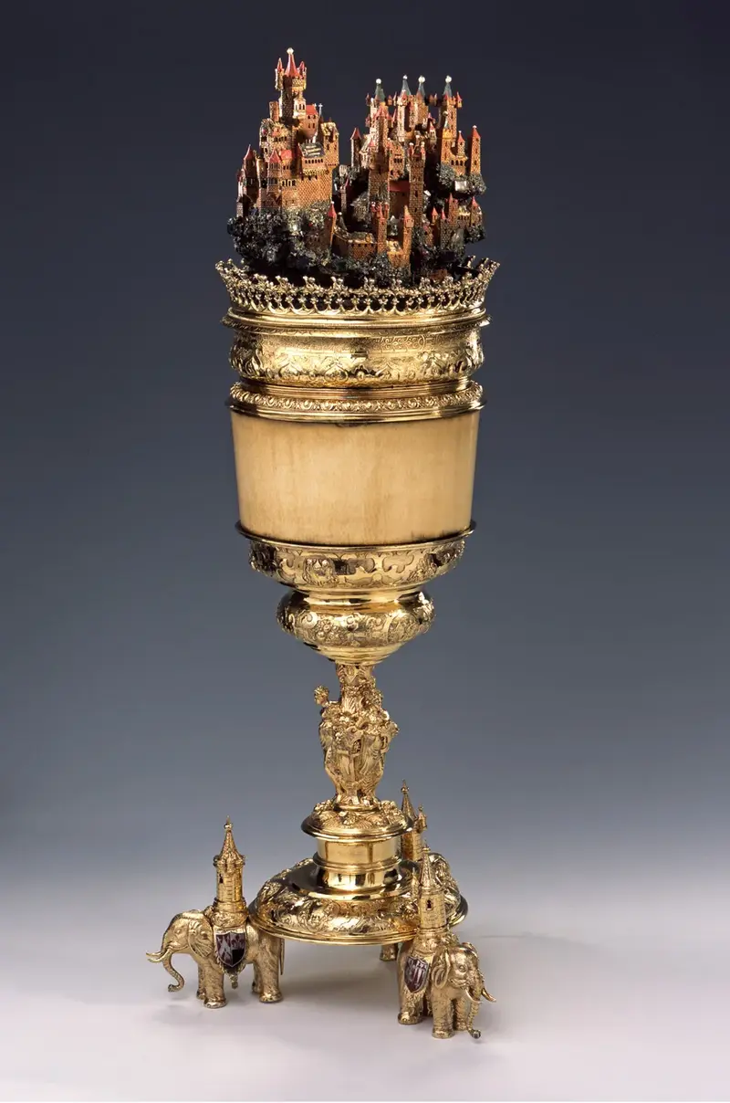 Deckelpokal mit Elfenbeinmantel