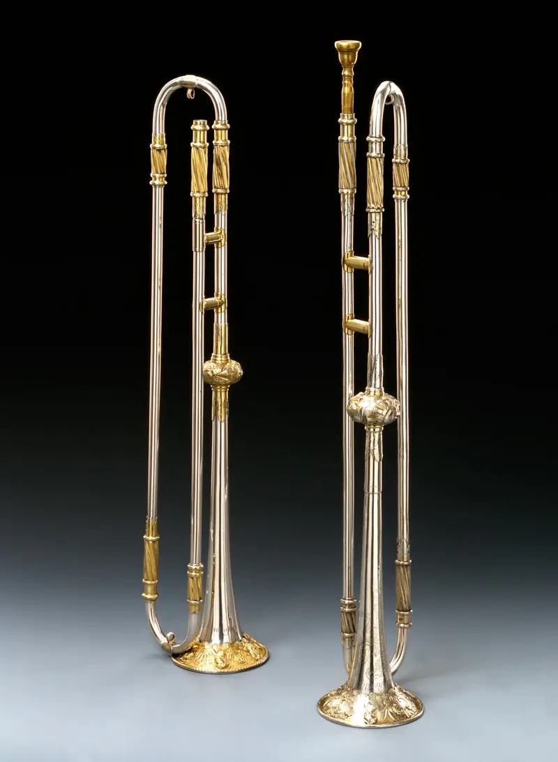 zwei silberne Trompeten