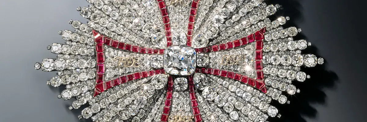 Diese Abbildung zeigt einen überreich mit Diamanten besetztes achteckigen Stern. In der Mitte befindet sich ein großer einzelner Diamant.