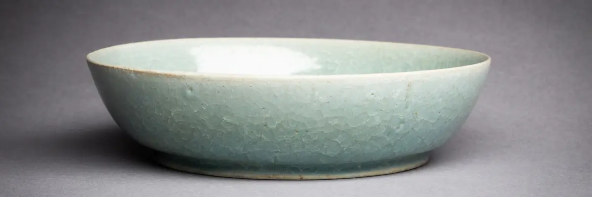 hellgrüne Schale mit vielen kleinen Rissen von der Seite