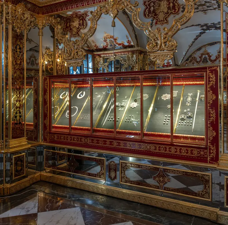 Vitrine mit Juwelen