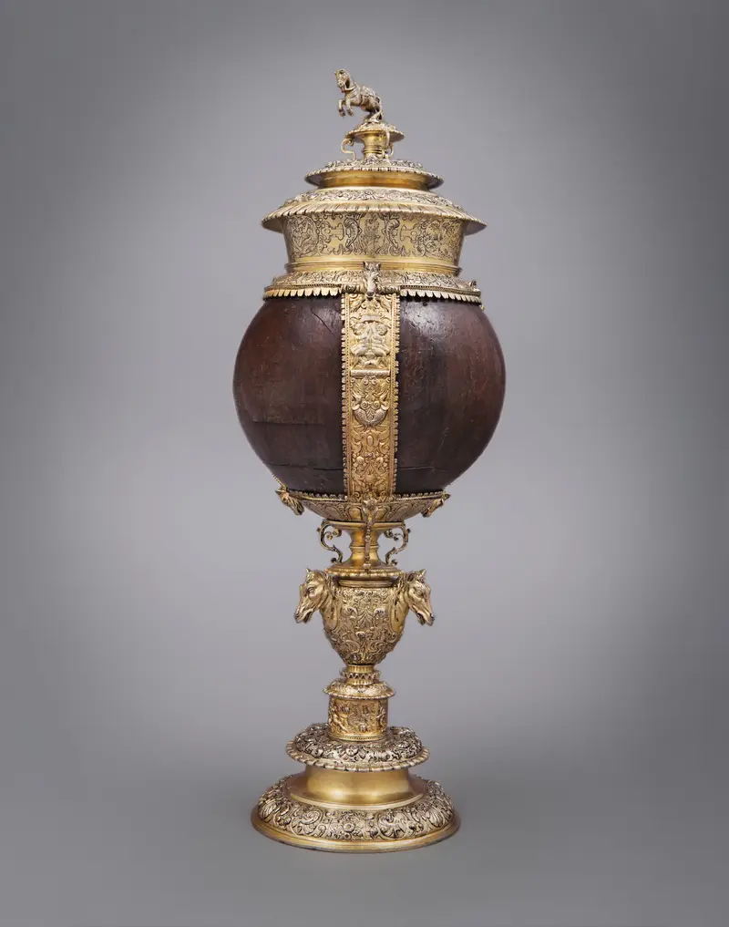 Gefäß mit einer Kokonuss mit Gold verziert