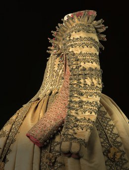 Prunkkleid der Kurfürstin Magdalena Sibylla von Sachsen, Seitansicht, um 1610–1620, Rüstkammer, Copyright: Staatliche Kunstsammlungen Dresden, Foto: Jürgen Karpinski