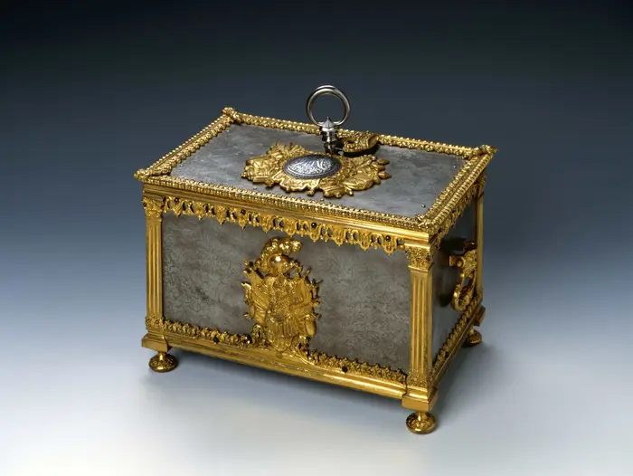 schmuckvoll verziertes Kästchen