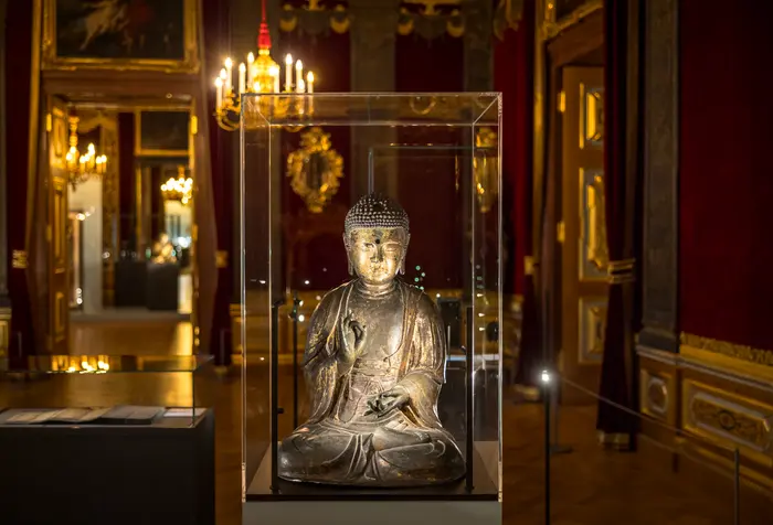 Buddhastatue in einer Vitrine in einem prächtigen Raum