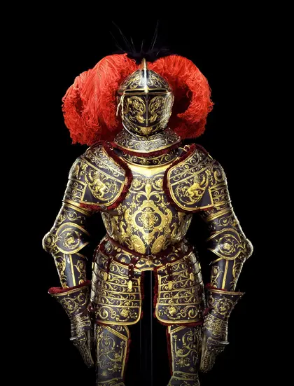 Riesensaal Aufwendig verzierter Harnisch, große Federn am Helm angebracht