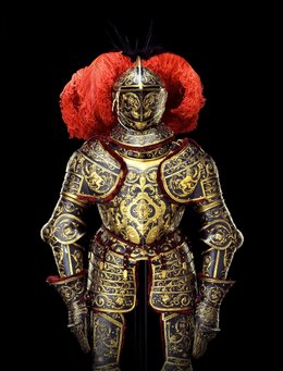 Riesensaal Aufwendig verzierter Harnisch, große Federn am Helm angebracht