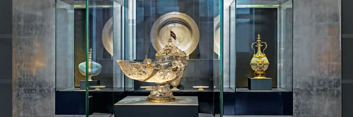 mehrere Vitrine mit verschiedenen goldenen Ausstellungsstücken