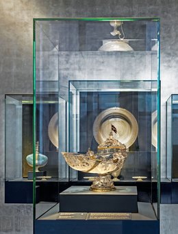 Neues Grünes Gewölbe mehrere Vitrine mit verschiedenen goldenen Ausstellungsstücken