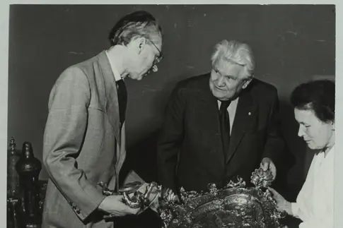 Auf diesem Foto sind Arthur Dänhardt, Max Seydewitz und Gerda Weinholz zu sehen. Sie halten ein Prunkbecken in den Händen.