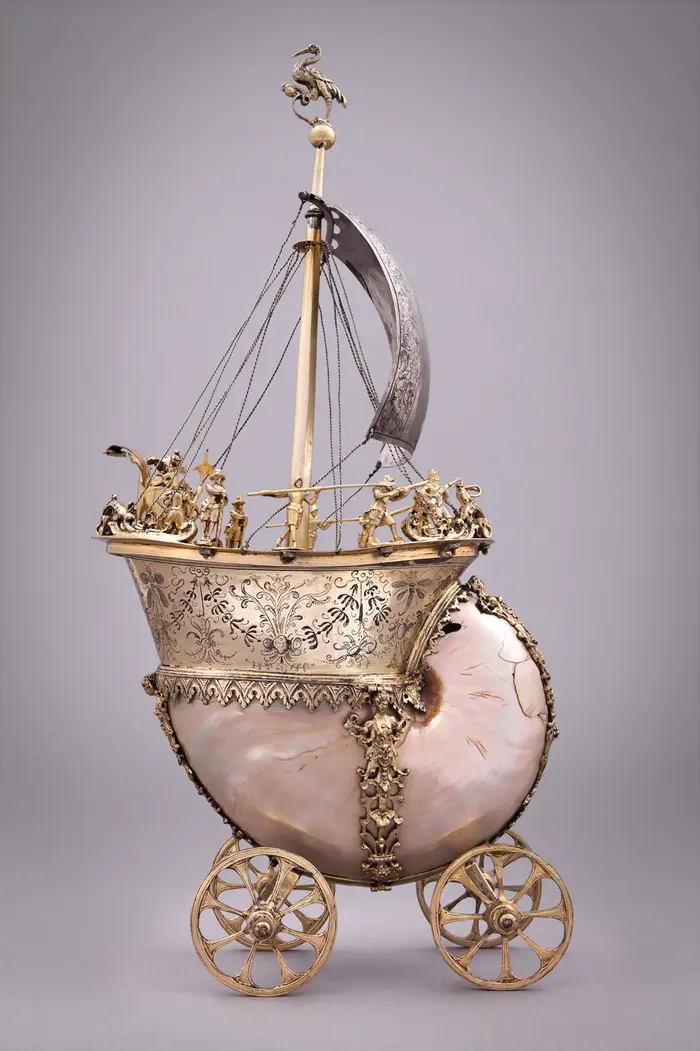 Tafelschiff mit Nautilusgehäuse auf Rädern