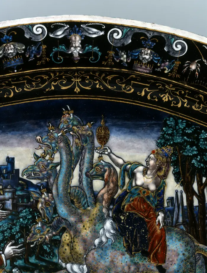 Die Abbildung zeigt ein Detail von einem kunstvoll bemalten Becken. Zu sehen ist eine Frau, die auf einem siebenköpfigen Fabelwesen reitet.