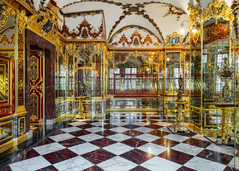 Raum voller Juwelen und Spiegeln