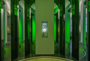 Raum mit grünem Licht