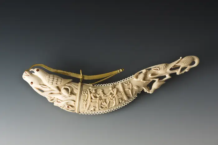 geschwungenes Pulverhorn aus Elfenbein