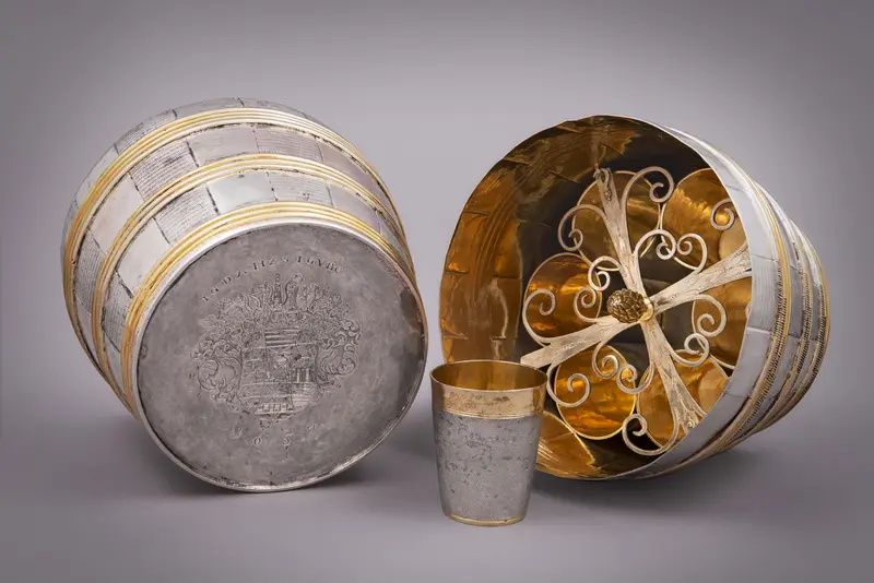 in 14 Fächer zerlegbares Fass aus Silber und Gold