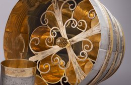 Martin Borisch, Fass mit 14 Bechern, 1657 in 14 Fächer zerlegbares Fass aus Silber und Gold