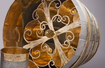 in 14 Fächer zerlegbares Fass aus Silber und Gold