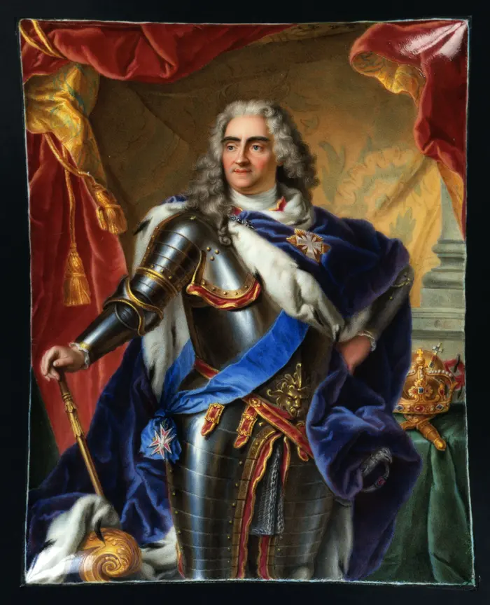 Hier ist August der Starke, Kurfürst von Sachsen, König von Polen, zu sehen. Er trägt einen Harnisch, eine blaue Schärpe sowie ein blauen Mantel der mit Hermelinfell besetzt ist.