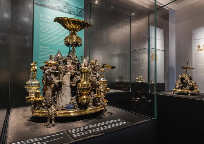 Goldenes Objekt in Vitrine