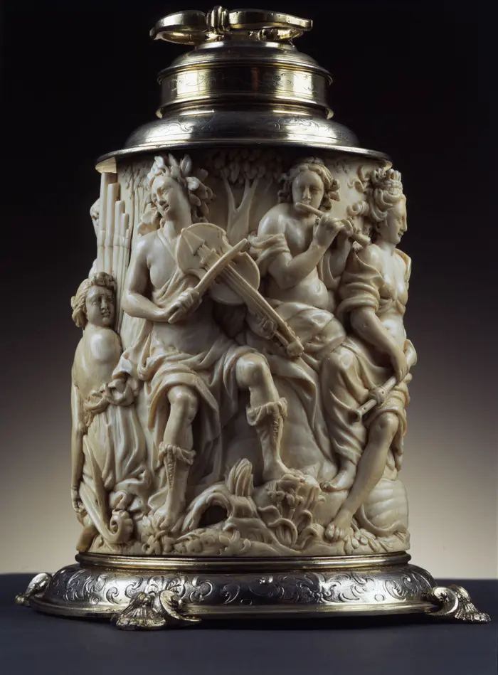 die Büchse zeigt Apoll mit den Musen in Elfenbein