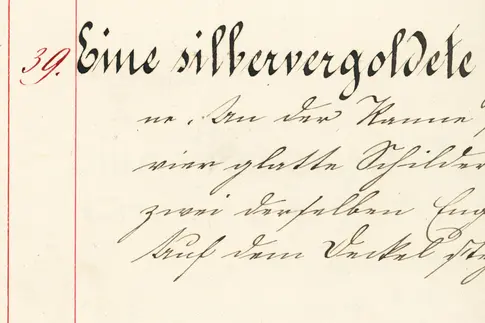Hier ist ein beschriebenes Blatt aus einem alten Inventarbuch zu sehen. Es zeigt den Eintrag zur Prunkkanne.