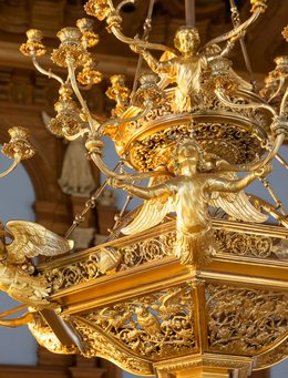 Masken und Kronen. Festkultur und Machtrepräsentation am Dresdner Hof (Detail) Detailansicht eines goldenen Kronleuchters mit Engelfiguren