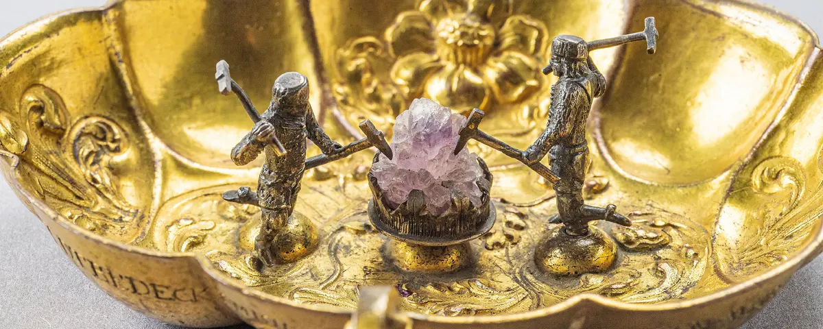 Henkelschale, Herrengrund/Špania Dolina, frühes 18. Jahrhundert goldene Schale mit zwei Bergmännerfiguren