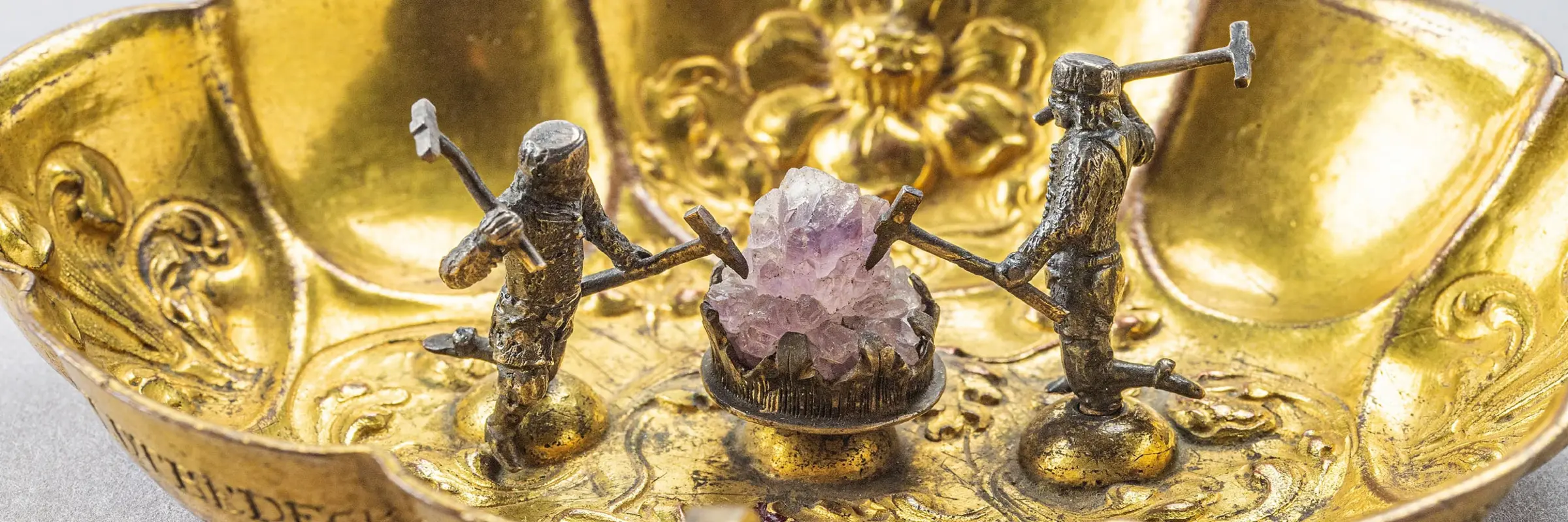 goldene Schale mit zwei Bergmännerfiguren