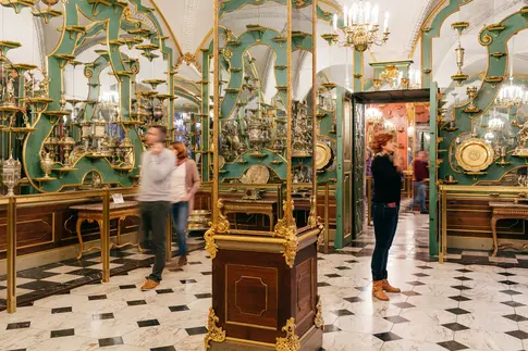 Raum voller Preziosen und Besucher