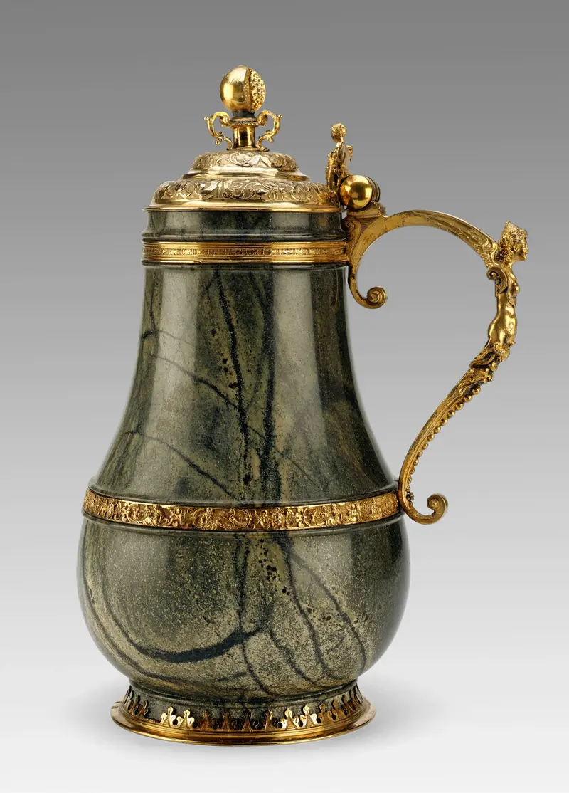 eine Deckelkanne aus Serpentin