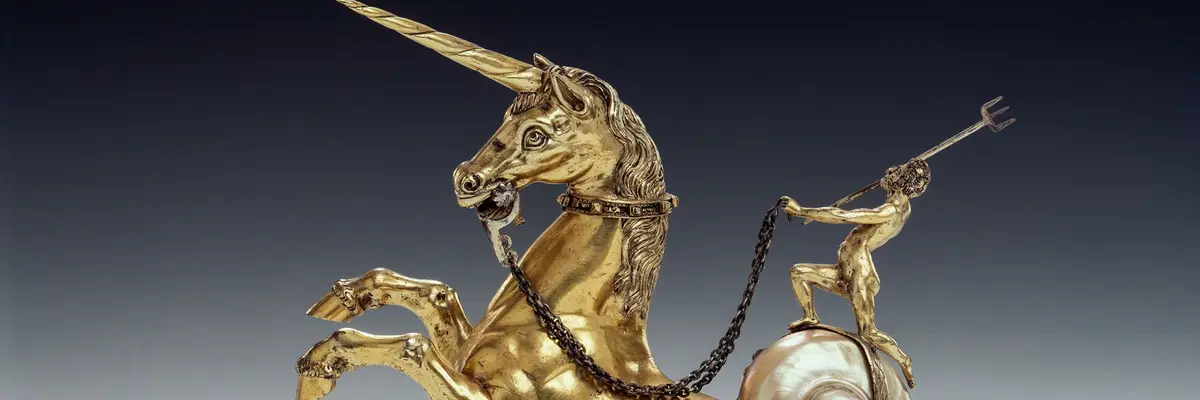 Einhorn-Figur mit Muschel als Hinterteil 