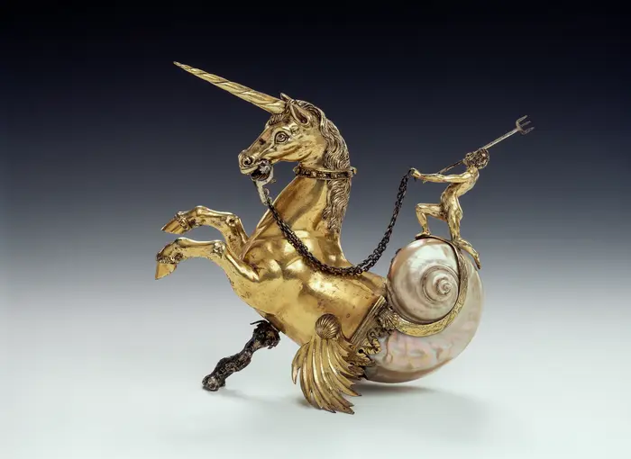 Einhorn-Figur mit Muschel als Hinterteil 