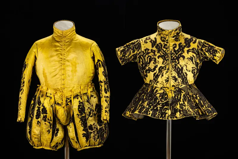 zwei Kleidungsstücke in gelb und schwarz