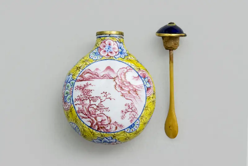 rundes Fläschchen mit roter und gelber Bemalung 