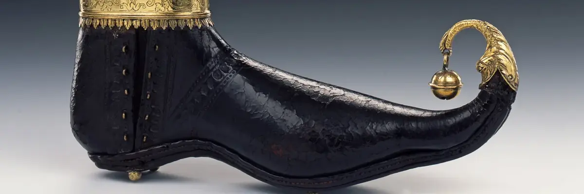 Trinkgefäß in Form eines gotischen Schnabelschuhs