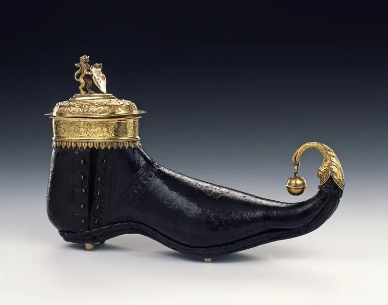 Trinkgefäß in Form eines gotischen Schnabelschuhs