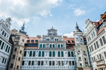 Residenzschloss, Großer Schlosshof Fassade des Residenzschlosses, mit Menschen und Mustern bemalt