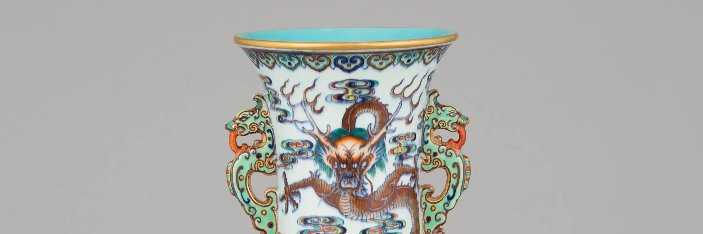 bunt bemalte Porzellanvase mit Drachenfiguren an der Seite