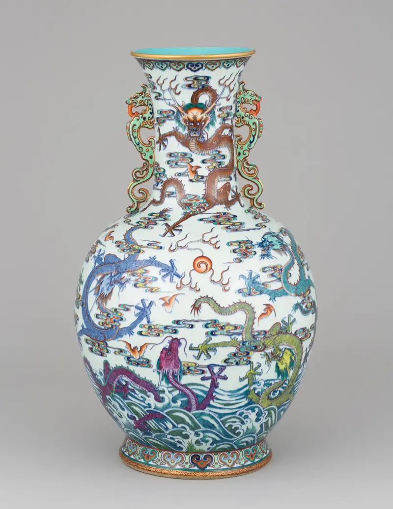 bunt bemalte Porzellanvase mit Drachenfiguren an der Seite