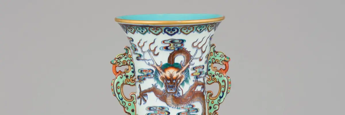 bunt bemalte Porzellanvase mit Drachenfiguren an der Seite