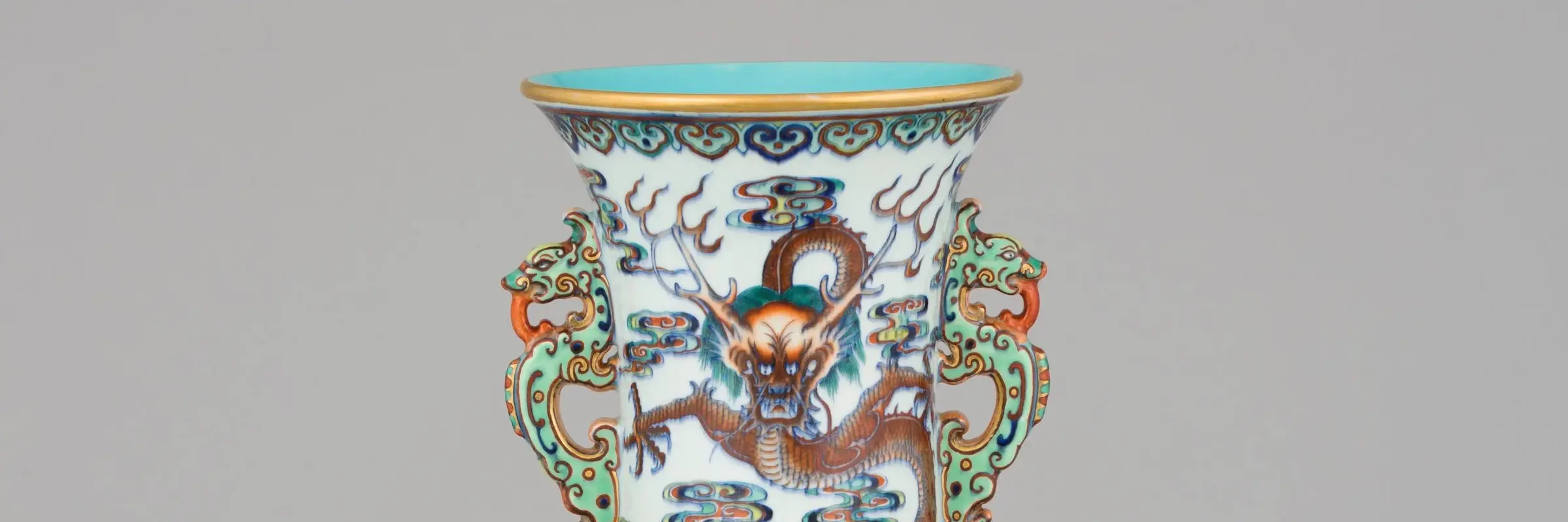 bunt bemalte Porzellanvase mit Drachenfiguren an der Seite